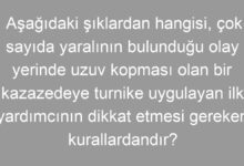 Aşağıdaki şıklardan hangisi, çok sayıda yaralının bulunduğu olay yerinde uzuv kopması olan bir kazazedeye turnike uygulayan ilk yardımcının dikkat etmesi gereken kurallardandır?