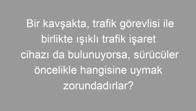 Bir kavşakta, trafik görevlisi ile birlikte ışıklı trafik işaret cihazı da bulunuyorsa, sürücüler öncelikle hangisine uymak zorundadırlar?