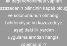 İlk değerlendirilmesi yapılan kazazedenin bilincinin kapalı olduğu ve solunumunun olmadığı belirlendiyse bu kazazedeye aşağıdaki ilk yardım uygulamalarından hangisi yapılmalıdır?