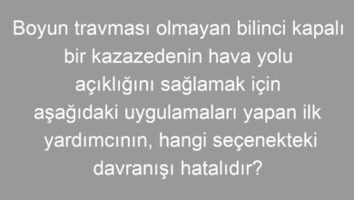 Boyun travması olmayan bilinci kapalı bir kazazedenin hava yolu açıklığını sağlamak için aşağıdaki uygulamaları yapan ilk yardımcının, hangi seçenekteki davranışı hatalıdır?